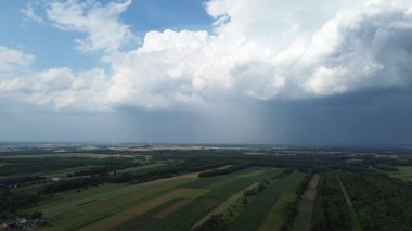 Uçsuz bucaksız tarım arazisi üzerinde fırtına bulutları