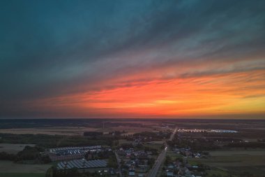 Yaz akşamı günbatımı Küçük bir kasabada yağmur bulutları ile