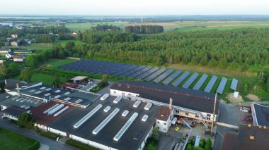 Güneş panelleri gün batımında Avrupa kırsalında