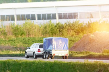 Karavan açık bir günde arabaya bağlanmış.