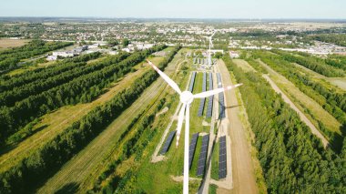Günbatımında tarım arazilerinde rüzgar türbinleri