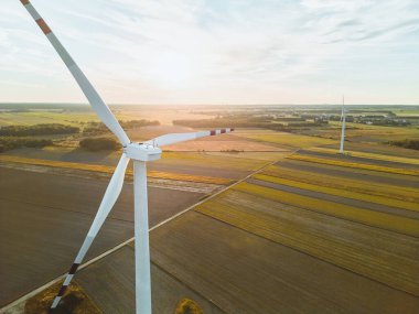 Hava kararırken rüzgar türbini elektrik üretiyor.
