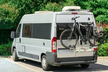 Otoyol boyunca hareket eden klasik bir karavan.