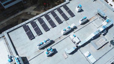 Modern Dairenin Çatısı 'ndaki HVAC Ekipmanları ve Güneş Panelleri