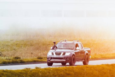 Kırsal Otoyolda birinci sınıf SUV.