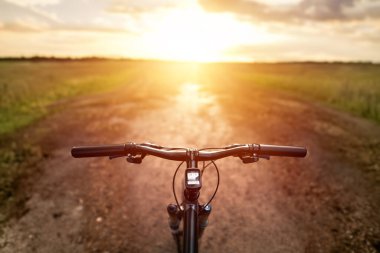 Vahşi doğada güneş ışığıyla aydınlanan bisiklet yolları. Yaz sporları aktiviteleri.