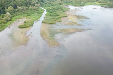 Küçülen nehir manzaralı çatlamış toprak