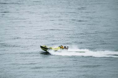 Sahil Güvenlik subaylarıyla hızlı gemi dalgalı denizlerde güvenliği sağlıyor.