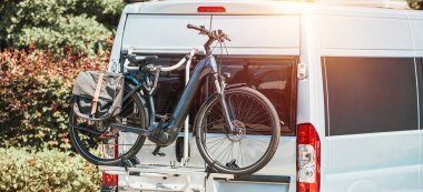 Kamp aracına bisiklet monte edildi. Yolculuk için hazır.