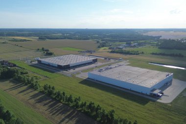 Lojistik Merkezi ve yukarıdan büyük bir depo görünüyor.