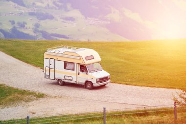 Eski bir karavan boş yolda ilerliyor.