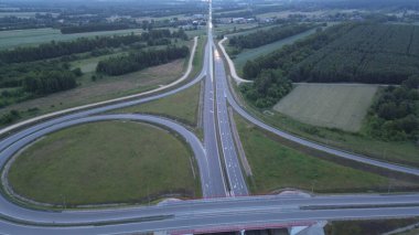 Yoğun karayolu kavşağının gece vakti havası