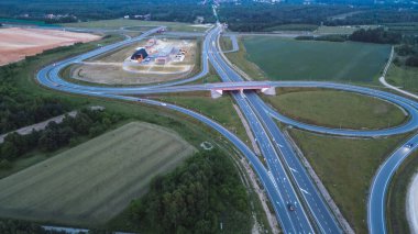 Yoğun karayolu kavşağının gece vakti havası