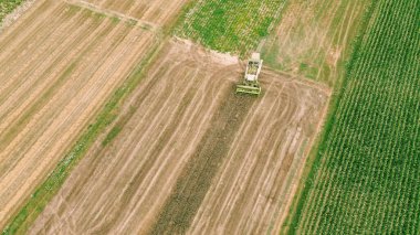 Olgun çim biçen traktör hava görüntüsü