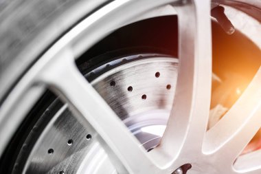 Garajdaki Delinmiş Fren Rotorunun Detaylı Görünümü