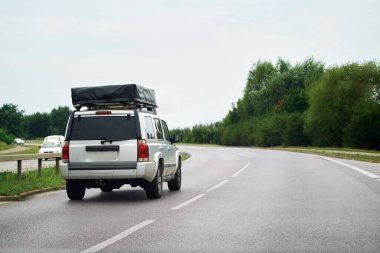 Minibüs 4x4 kamyonet ve çatı üstü uyku çadırıyla yolculuk.