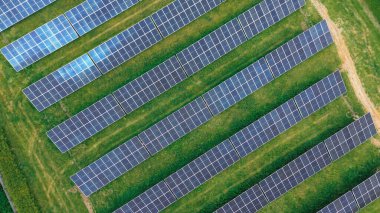 Yeşil Alandaki Güneş Panellerinin Havadan Çekimi