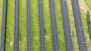 Güneş enerjisi tesisinin hava görüntüsü.