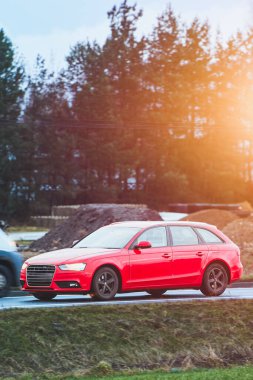 Pürüzsüz arazi aracı otobanda, yemyeşil ormanlarda geziyor.