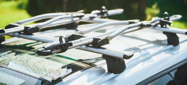 Arabanın çatısına bisiklet rafları yerleştirildi