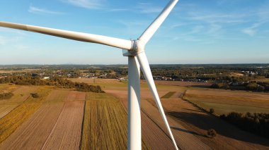 Geniş kırsal kesimde rüzgar türbini