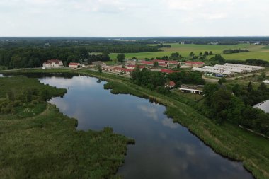 Kuşlar ve Ağaçlarla Göl Yansımaları