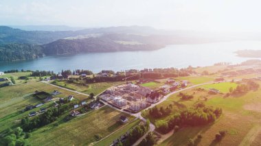 Yeşil manzaralı Czorsztyn Gölü 'nün havadan görünüşü