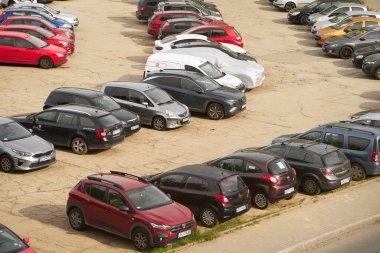 Şehirdeki Şehir Trafik Yönetimi 'nin zorlukları ve park alanı kısıtlamaları. Polonya, Krakow 01.05.2024.