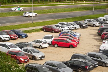 Avrupa, Polonya 01.05.2024. Gündüz vakti şehir otoparkı dolup taşıyor