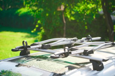 Polonya, 07.08.2024. Thule Wingbar Evo araba üzerinde motosiklet taşıyıcısı