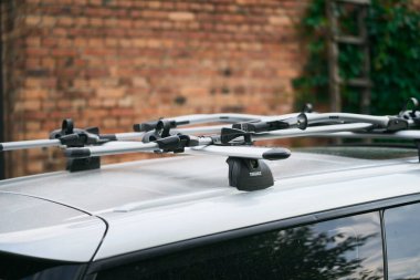 06.08.2024. Polonya, Katowice. Arabanın çatısına Thule Wingbar Evo yüklendi