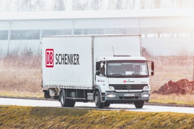 D.B. Schenker dağıtım kamyonu kırsal bir otoyolda gidiyor. Avrupa, Polonya 06.04.2024