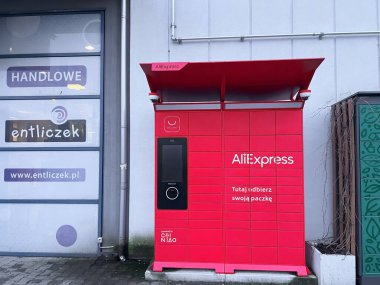16.08.2024. Krakow, Polonya, Avrupa. AliExpress dolabı mağaza önü yakınında