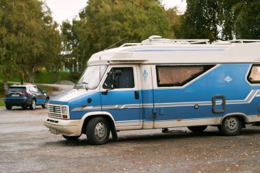 20.09.2023 Norveç, Avrupa. Retro karavan sessiz bir parkta dinleniyor.