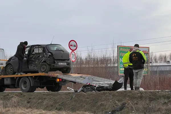 02.02.2024 Polonya, Avrupa. Siyah Toyota Yaris yan çarpma sonucu bir arabanın çekiciye ihtiyacı olur. Başka bir aracın çarptığı bir araba bir çekici tarafından çekiliyor.