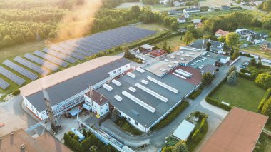 Yakınlardaki panellerden güneş enerjisi kullanan fabrika