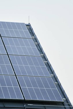 Modern evin çatısındaki temiz elektrik için fotovoltaik hücreler