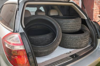 Bir sandık dolusu araba lastiği.