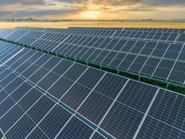 Alandaki geniş güneş panelleri yenilenebilir enerji üretiyor