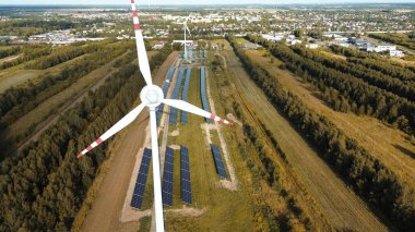 Modern enerji alanındaki rüzgar türbini ve güneş panelleri