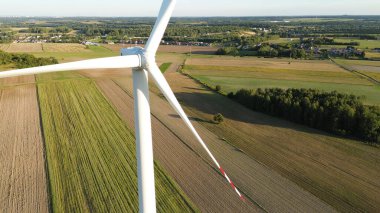Kırsalda gün batımında yel değirmenleri
