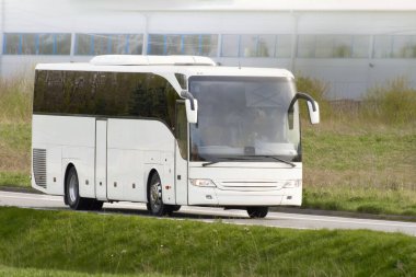 Yeşil kırsal yolda modern otobüs.