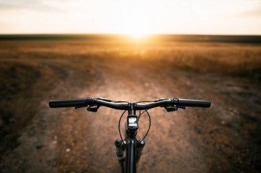 Vahşi doğada güneş ışığıyla aydınlanan bisiklet yolları. Yaz sporları aktiviteleri.