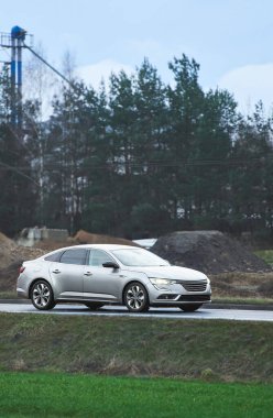 Sedan sanayi bölgesinden geçiyor.