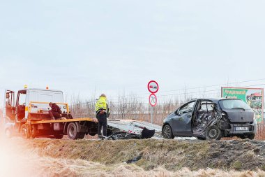 02.02.2024 Polonya, Avrupa. Siyah Toyota Yaris yan çarpma sonucu bir arabanın çekiciye ihtiyacı olur. Başka bir aracın çarptığı bir araba bir çekici tarafından çekiliyor.