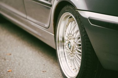 Norveç Avrupa 18.07.2024 Petrolhead eski tarz BMW klasik araba tekerleği hayal ediyor