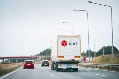 30.07.2024 Polonya, Avrupa. Otoyolda DPD logosu olan lojistik kamyonu, ulaşım hizmetleri