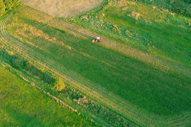 Yukarıdan tarla biçen traktör