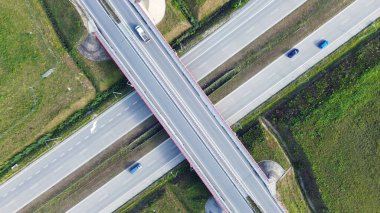 Kentsel otoyol üstgeçidinde gezinen kamyonlar