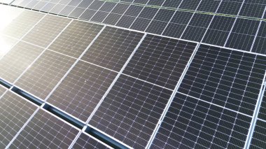 Güneş enerjisi büyük alanda toplanıyor. Güneş ışığı toplanıyor.